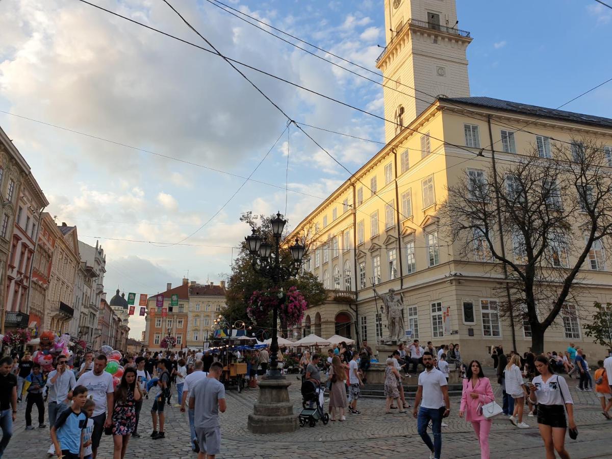 3 Bedroom, 2 Bathroom Apartment Near Forum Львів Екстер'єр фото
